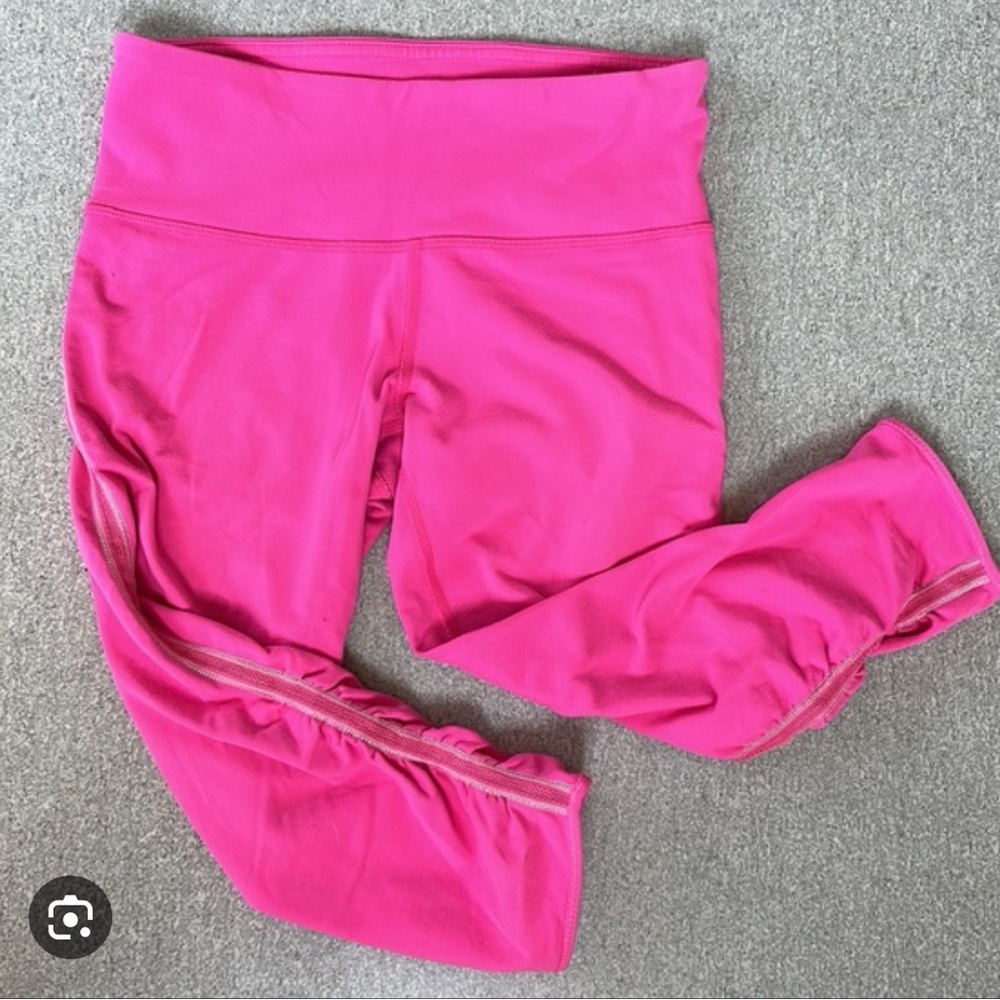 Lululemon hot pink cropped leggings with mesh side stripe and rouching-